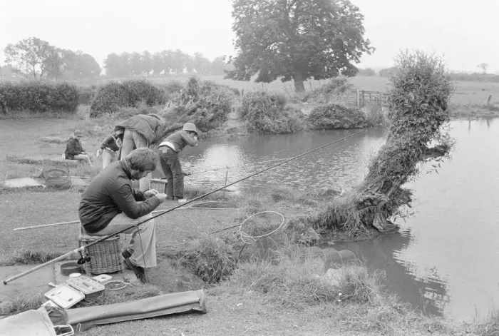 Framed Print : Anglers gathered at Wilfreds Pond near Hose in the Vale of Belvoir