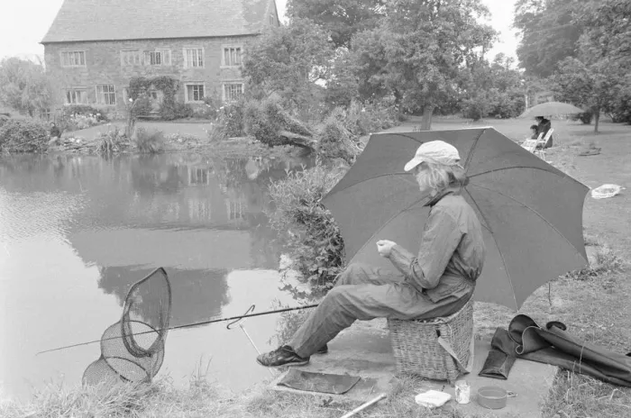 Framed Print : Anglers gathered at Wilfreds Pond near Hose in the Vale of Belvoir Framed Print : Anglers gathered at Wilfreds Pond near Hose in the Vale of Belvoir
