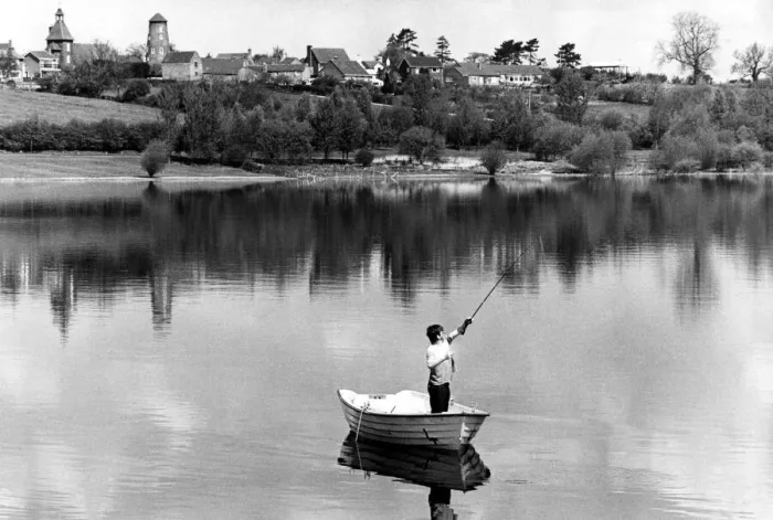 Framed Print : Angling. The village of Thurlaston gazes down on Draycote Water on a balmy day in May