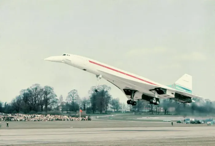 Framed Print : Anglo - French Concorde 002 takes off for its maiden flight from Filton, Bristol Framed Print : Anglo - French Concorde 002 takes off for its maiden flight from Filton, Bristol