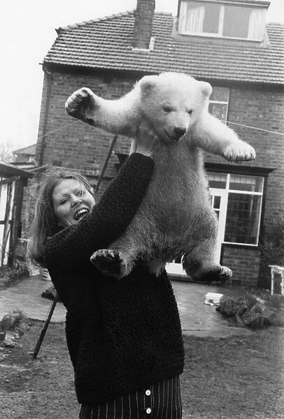 Animals - Polar Bear - Heave Ho! Lesley hoists up the polar bear cub but she won