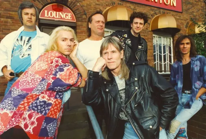 Framed Print : Former Animals star Hilton Valentine of the Alligators (l -r) Dave Heslop, Robert Kane