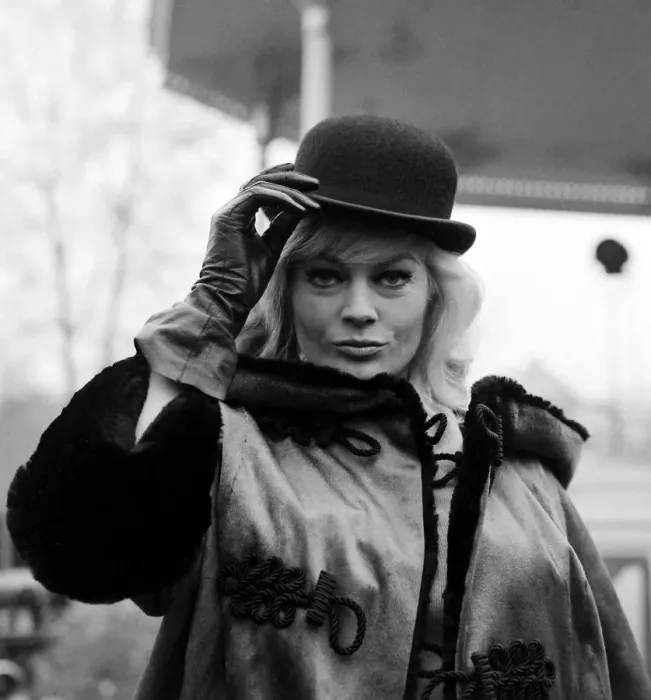 Framed Print : Anita Ekberg pictured on location in London Hyde Park Wednesday 2 December 1964 to film