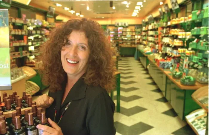 Framed Print : Anita Roddick July 1998 ANITA RODDICK FRUIT PICKING IN THE KINGS ROAD SHE HAS