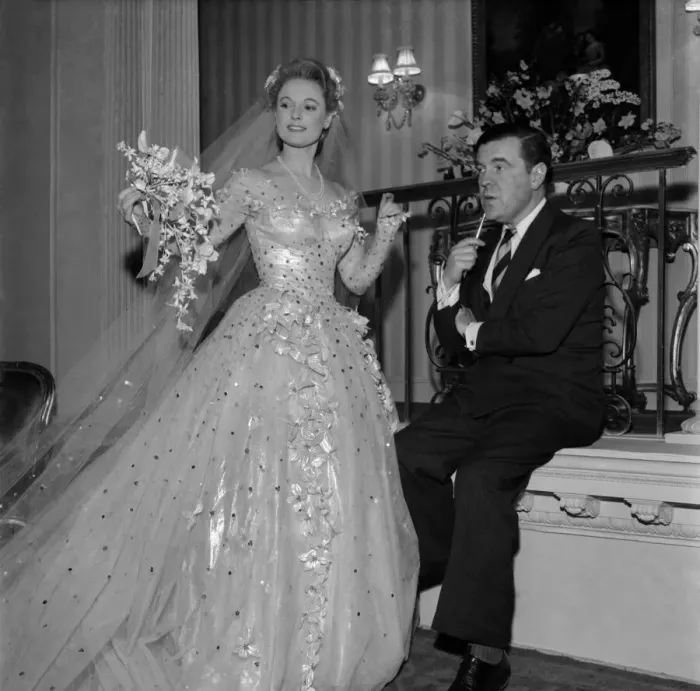 Framed Print : Anna Neagle and Michael Wilding as a bride and groom in Maytime in Mayfair