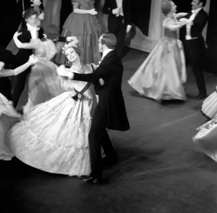 Framed Print : Anna Neagle as a young Queen Victoria with Albert Prince Consort in the musical Framed Print : Anna Neagle as a young Queen Victoria with Albert Prince Consort in the musical