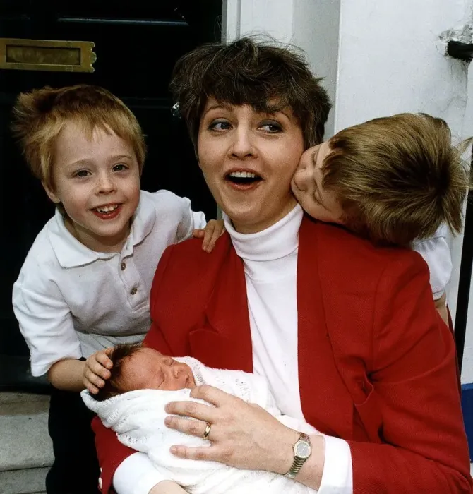 Framed Print : Anne Diamond TV Presenter with children Oliver and Jamie and their baby brother Framed Print : Anne Diamond TV Presenter with children Oliver and Jamie and their baby brother