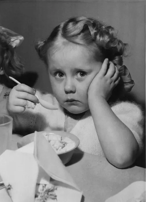 Framed Print : Anne Page, 4, faces a childs saddest Christmas party moment Framed Print : Anne Page, 4, faces a childs saddest Christmas party moment