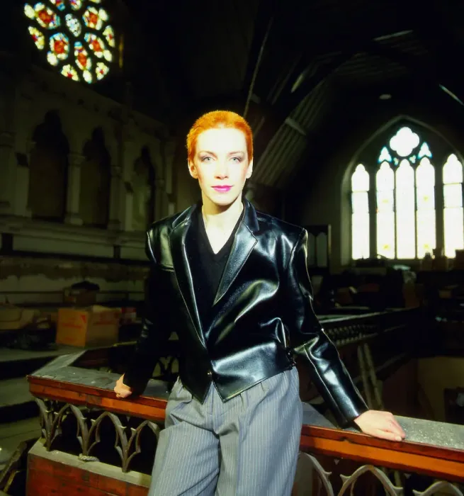 Framed Print : Annie Lennox standing in church 1983 Framed Print : Annie Lennox standing in church 1983
