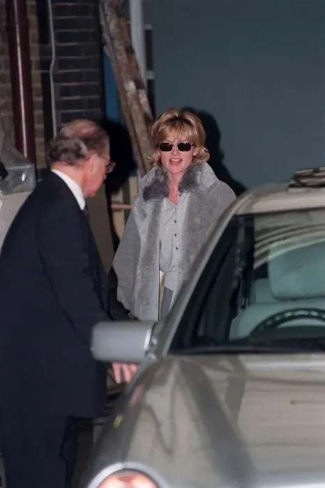 Framed Print : Anthea Turner TV Presenter January 1999 Getting into the back of a silver mercedes Framed Print : Anthea Turner TV Presenter January 1999 Getting into the back of a silver mercedes