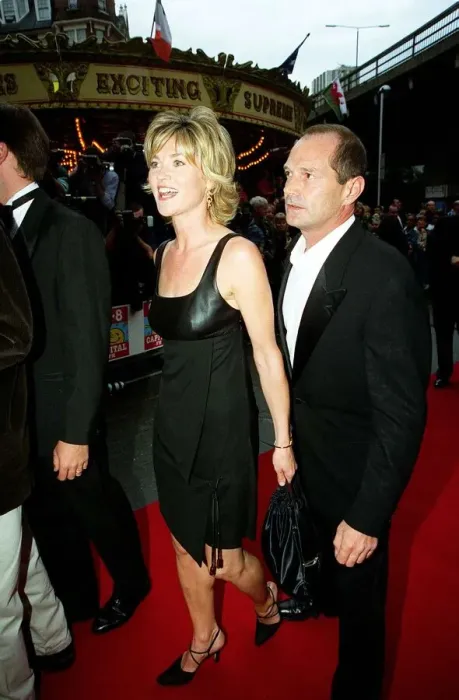 Framed Print : Anthea Turner TV Presenter July 1998 Arriving for the premiere of Doctor Doolittle
