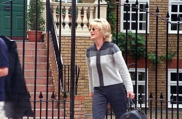 Anthea Turner TV Presenter October 1998 Outside her house A©mirrorpix