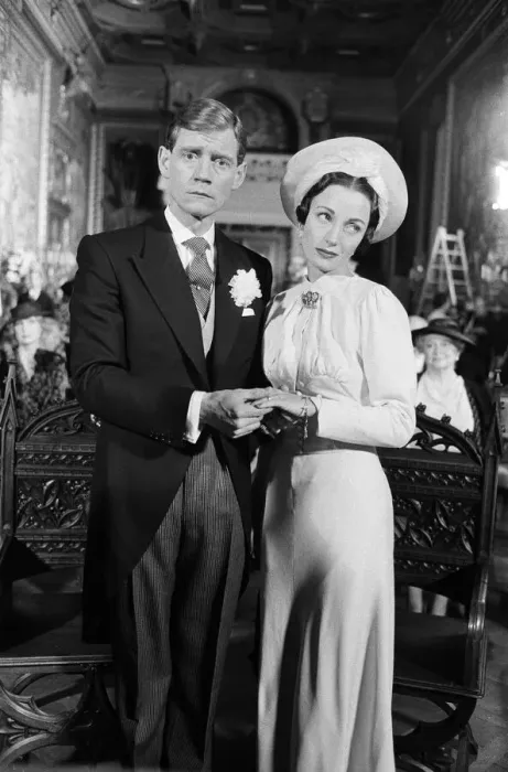 Framed Print : Anthony Andrews as King Edward VIII and Jane Seymour as Wallis Simpson on the set of