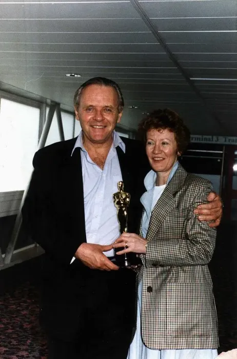 Framed Print : Anthony Hopkins Actor Arrives back at Heathrow with the oscar he won for the silence of