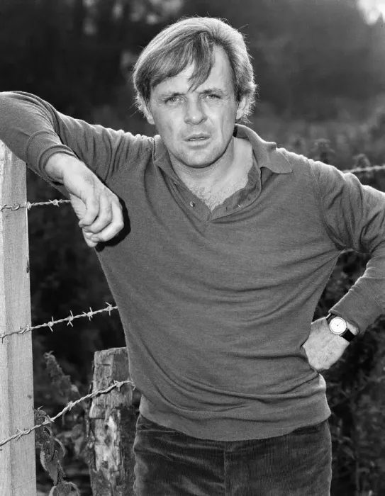 Framed Print : Anthony Hopkins on location at Heydon, Norfolk, where he is filming for the new Channel 4 Framed Print : Anthony Hopkins on location at Heydon, Norfolk, where he is filming for the new Channel 4