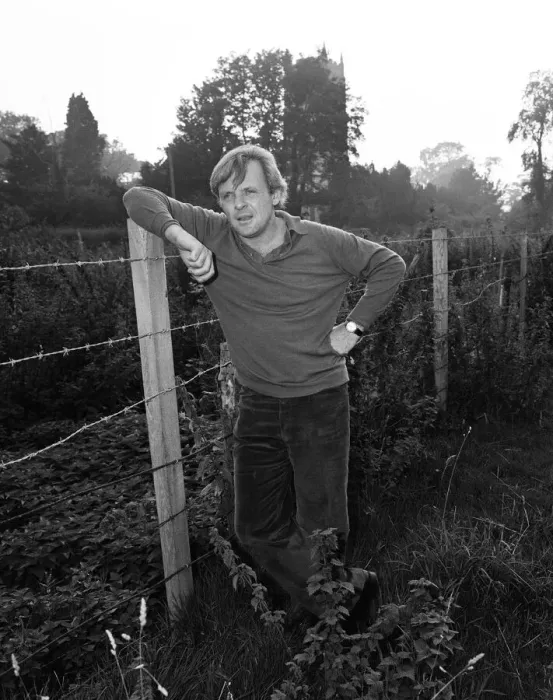 Framed Print : Anthony Hopkins on location at Heydon, Norfolk, where he is filming for the new Channel 4 Framed Print : Anthony Hopkins on location at Heydon, Norfolk, where he is filming for the new Channel 4