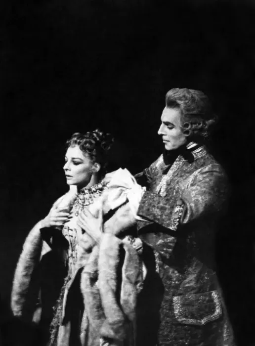 Framed Print : Antoinette Sibley in the title role in Kenneth MacMillanOs new full-length ballet Framed Print : Antoinette Sibley in the title role in Kenneth MacMillanOs new full-length ballet