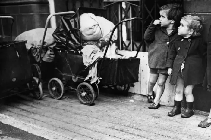 Framed Print : Anxious faces on little children of Holland Park, London who wait throughout air raid Framed Print : Anxious faces on little children of Holland Park, London who wait throughout air raid