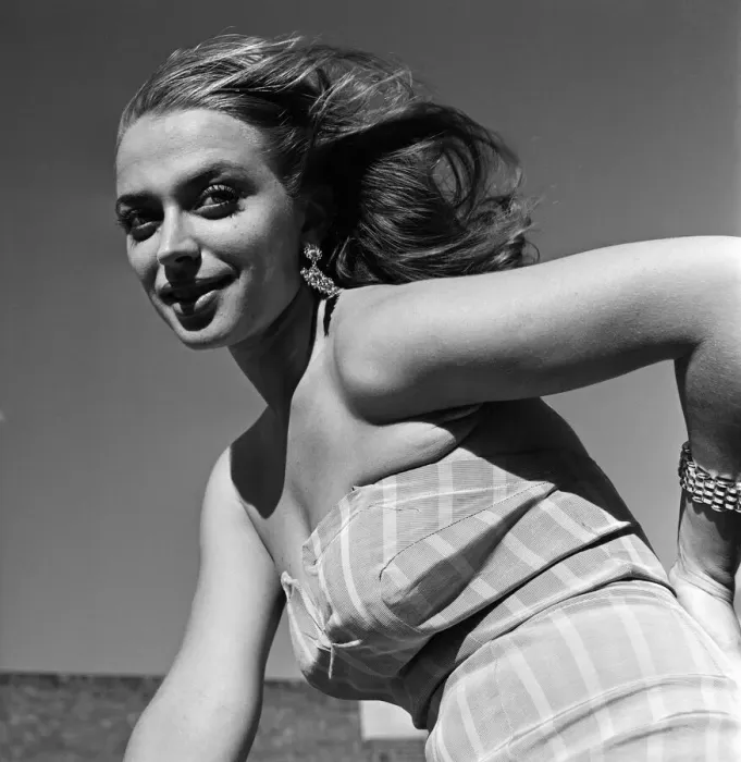 Framed Print : April Olrich on the roof of her Chelsea flat. April, was born in Zanzibar Framed Print : April Olrich on the roof of her Chelsea flat. April, was born in Zanzibar