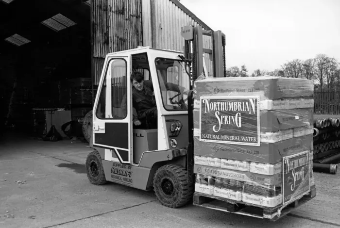 Framed Print : Aqua Trading Company 6th March 1989. Sean Bates folk lifts another consignment of