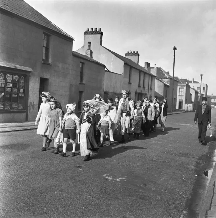 Framed Print : Arab children seen here on their way to attend the Peel Street Mosque in Tiger Bay