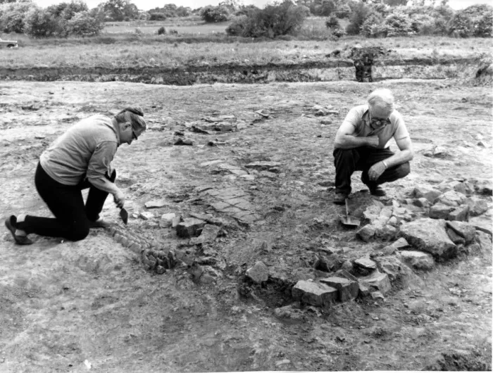 Framed Print : Archaelogical dig at Bermuda Village, Nuneaton. Eileen Gooder of the Department of Framed Print : Archaelogical dig at Bermuda Village, Nuneaton. Eileen Gooder of the Department of