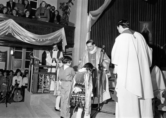 Framed Print : Archbishop of Warsaw Cardinal Glemp visits Leicester. 25th February 1985 Framed Print : Archbishop of Warsaw Cardinal Glemp visits Leicester. 25th February 1985