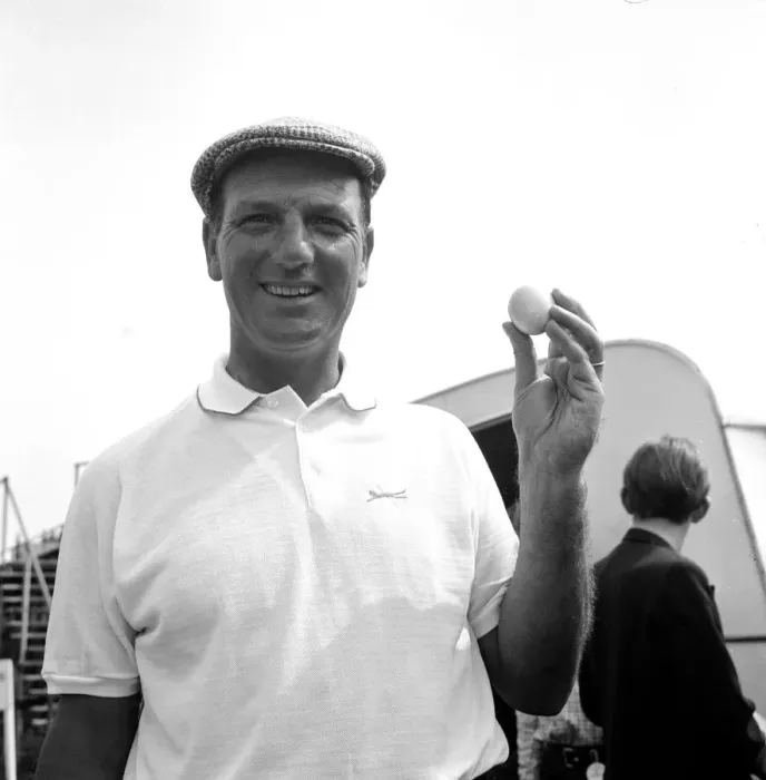 Framed Print : Argentine golfer Roberto de Vicenzo holding the egg which he found near to his ball Framed Print : Argentine golfer Roberto de Vicenzo holding the egg which he found near to his ball