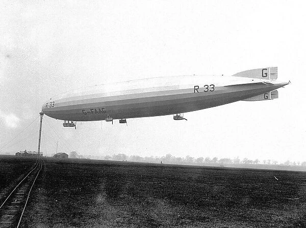 Armstrong Whitworth R33 Airship April 1925, docked to the mooring mast at Pulham in
