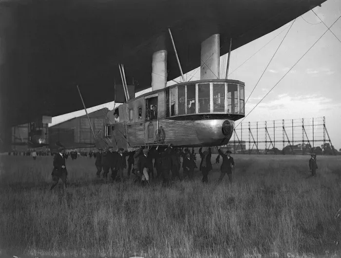 Framed Print : Armstrong Whitworth R33 Airship April 1925 - gondalier at Pulham being helped out of Framed Print : Armstrong Whitworth R33 Airship April 1925 - gondalier at Pulham being helped out of