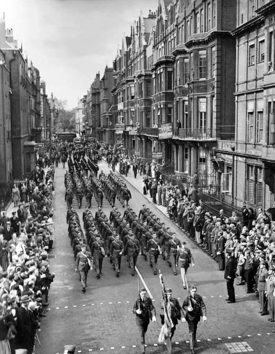 Framed Print : US army troops leaving Green Street Mayfair for their march through the city to Mansion Framed Print : US army troops leaving Green Street Mayfair for their march through the city to Mansion