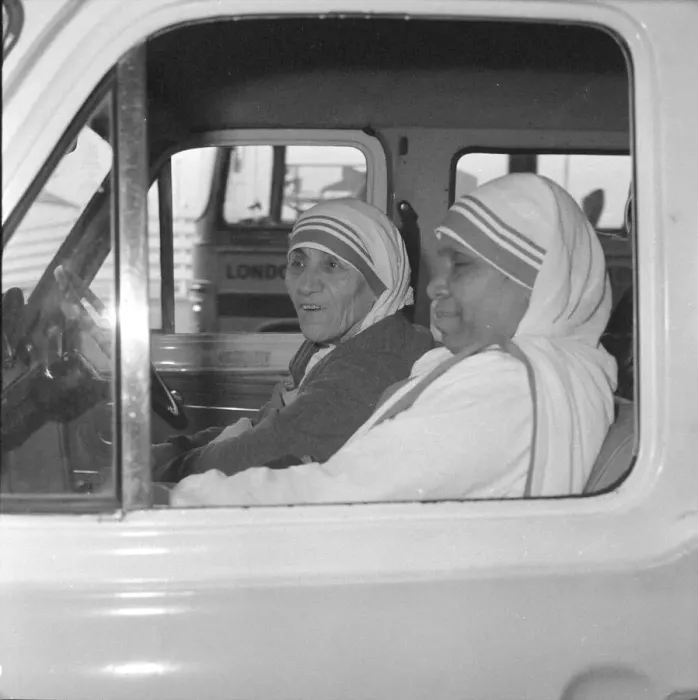 Framed Print : Arrival of Mother Teresa from Mexico to Heathrow. She is in the UK to visit her British