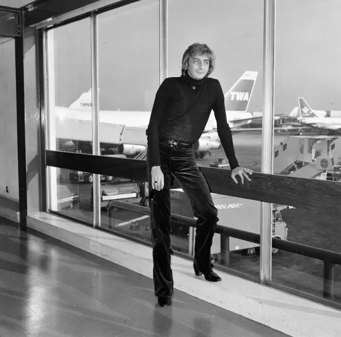 Framed Print : Arrival of pop singer Barry Manilow at Heathrow Airport from America Framed Print : Arrival of pop singer Barry Manilow at Heathrow Airport from America