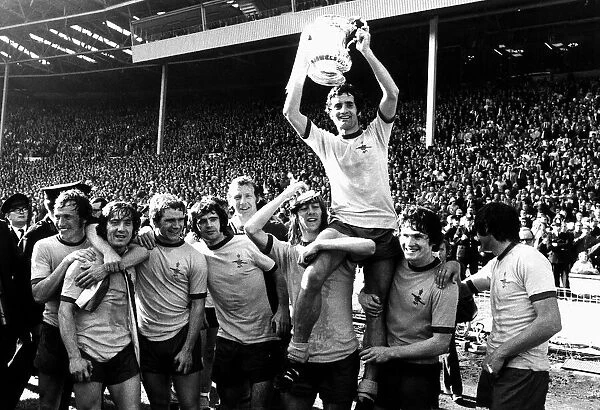 Arsenal 2 v Liverpool1 in FA Cup Final at Wembley May 1971 Frank McKlintock holds