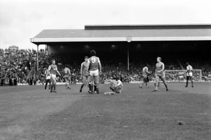 Framed Print : Arsenal 3 v. Chelsea 1. Division One Football. October 1986 LF20-14-093