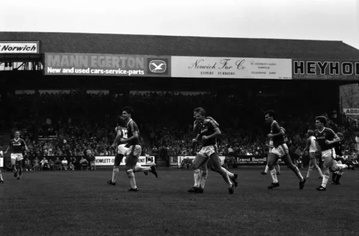 Framed Print : Arsenal 3 v. Chelsea 1. Division One Football. October 1986 LF20-14-086 Framed Print : Arsenal 3 v. Chelsea 1. Division One Football. October 1986 LF20-14-086
