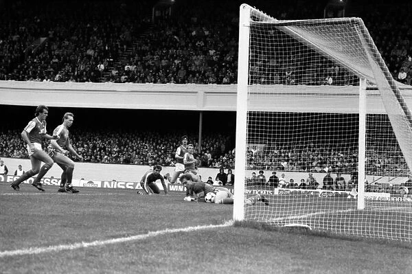 Arsenal 3 v. Chelsea 1. Division One Football. October 1986 LF20-14-025