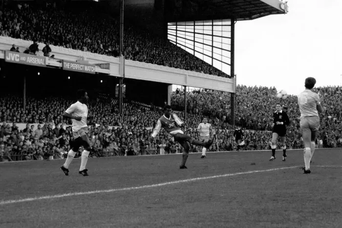 Framed Print : Arsenal 3 v. Manchester City 0. Division One Football. November 1986 LF21-06-081