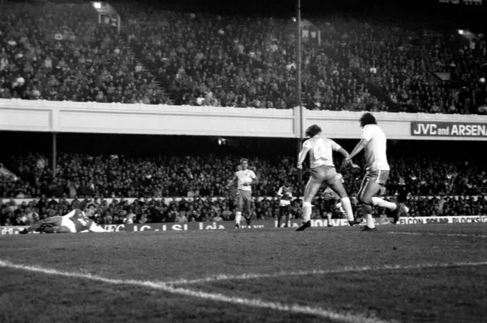 Framed Print : Arsenal 3 v. Manchester City 0. Division One Football. November 1986 LF21-06-048