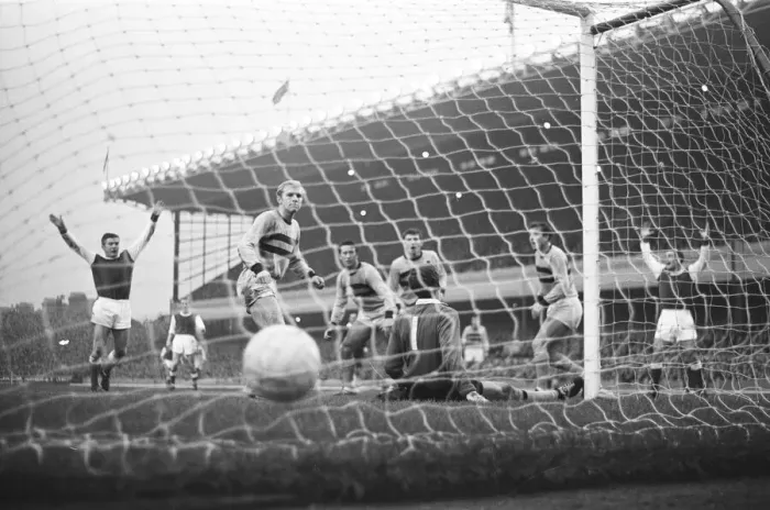 Framed Print : Arsenal 3 v West Ham United 3. Old League Division one at Highbury Stadium