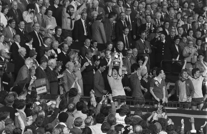 Framed Print : Arsenal captain Pat Rice holds up FA Cup after Arsenal had beaten Manchester United Framed Print : Arsenal captain Pat Rice holds up FA Cup after Arsenal had beaten Manchester United