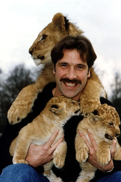 Arsenal and England footballer David Seaman holding three lions. 9th February 1997