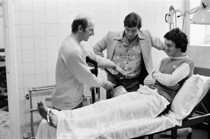 Framed Print : Arsenal FCs David O Leary on the treatment table for a minor thigh knock with Framed Print : Arsenal FCs David O Leary on the treatment table for a minor thigh knock with