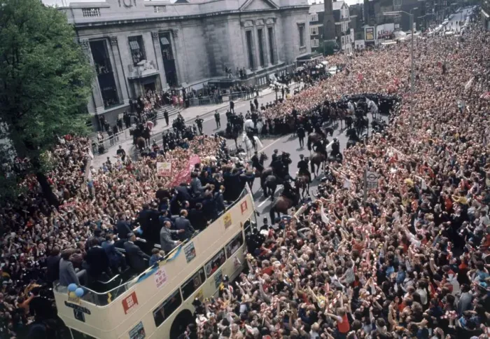 Framed Print : The Arsenal football team bus returns to a rapturous reception by thousands of fans Framed Print : The Arsenal football team bus returns to a rapturous reception by thousands of fans