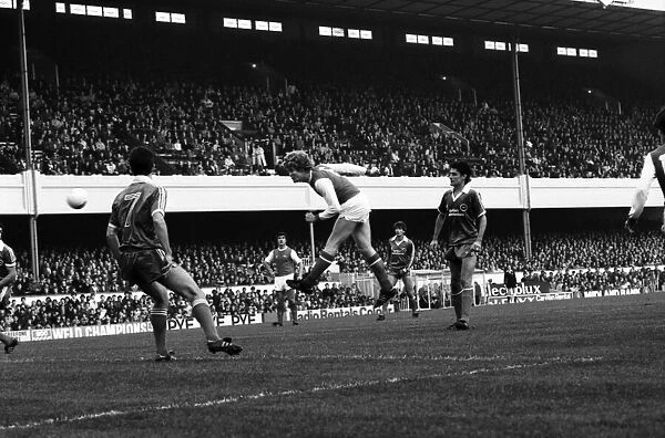 Arsenal v. Brighton and Hove Albion. November 1980 LF05-05-006 Football Division