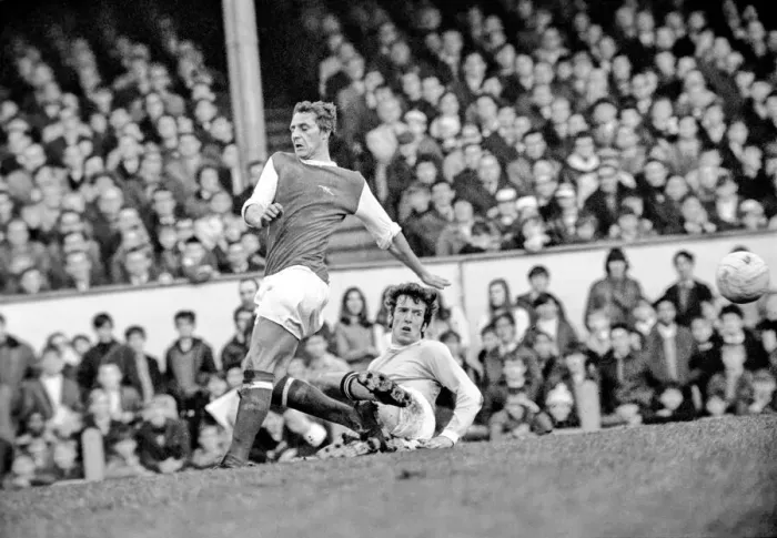 Framed Print : Arsenal v. Manchester City. Booth City centre half beats Arsenal Rodford (left)