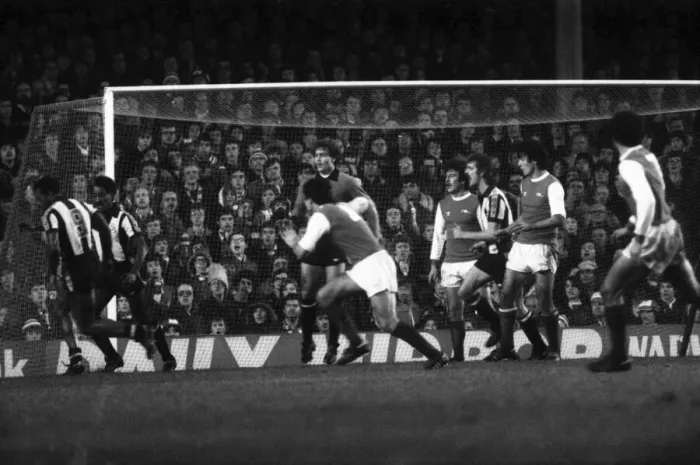 Framed Print : Arsenal v. West Bromwich Albion. November 1980 LF05-15-087 The final score was a two all Framed Print : Arsenal v. West Bromwich Albion. November 1980 LF05-15-087 The final score was a two all