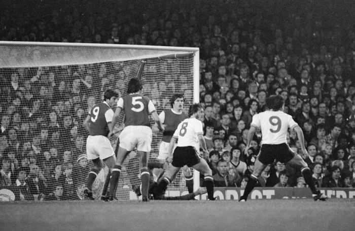 Framed Print : Arsenals defence repels another attack from Manchester United August 1977 Framed Print : Arsenals defence repels another attack from Manchester United August 1977