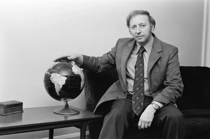 Framed Print : Arthur Scargill at home near Barnsley, Yorkshire. 19th November 1980 Framed Print : Arthur Scargill at home near Barnsley, Yorkshire. 19th November 1980