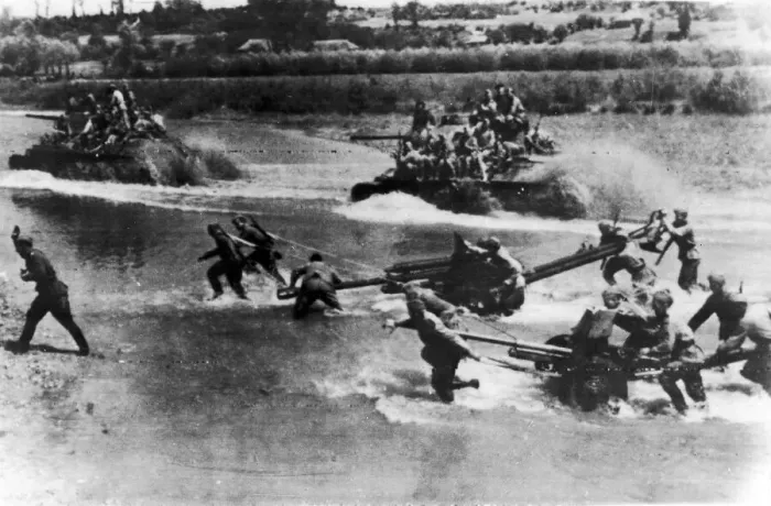 Framed Print : Artillery and tanks of the Russian Red Army force a river crossing in the Soviet advance Framed Print : Artillery and tanks of the Russian Red Army force a river crossing in the Soviet advance